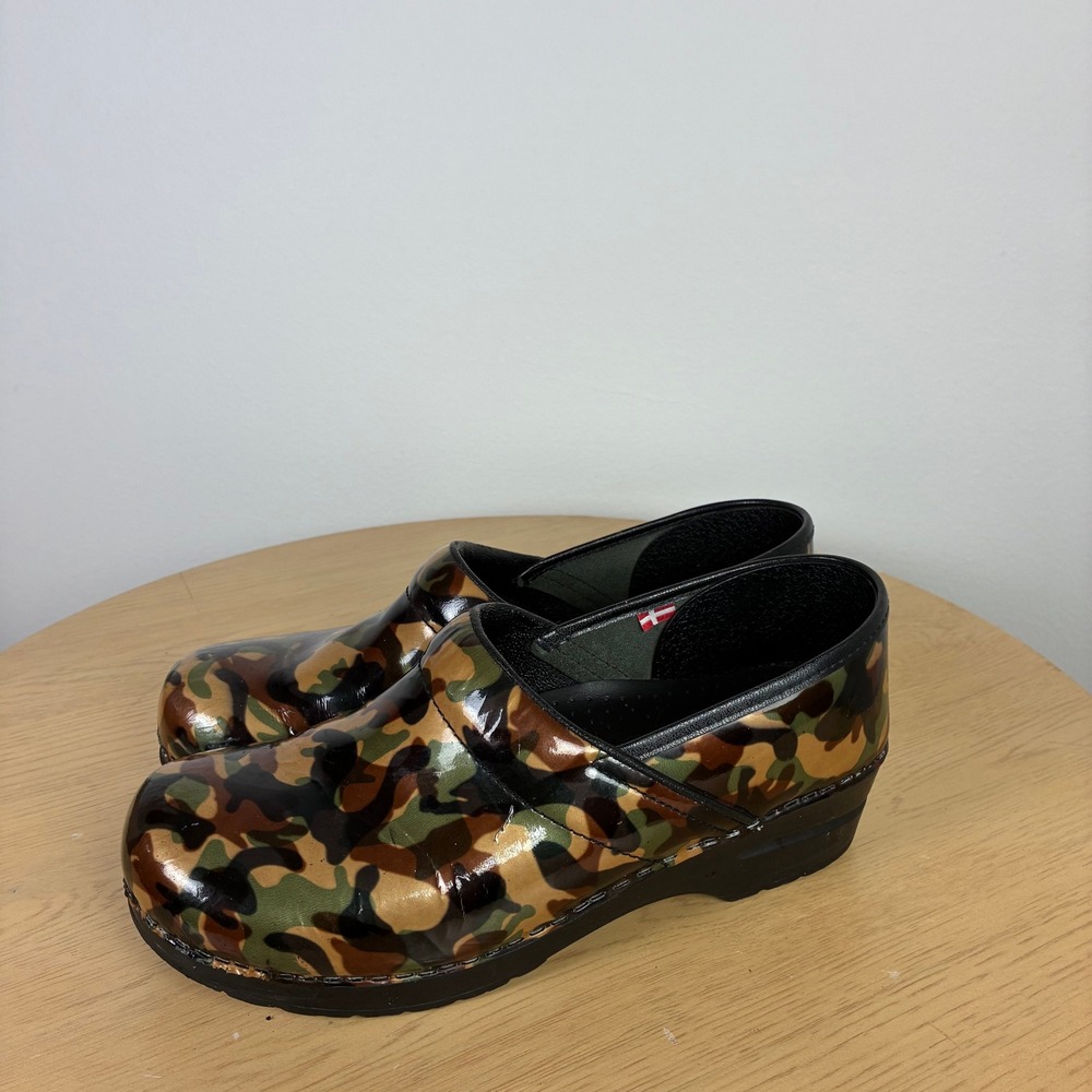 Sanita Professional Camo Patent Leather Clogs Womens EU 41 US 10-10.5 Camouflage